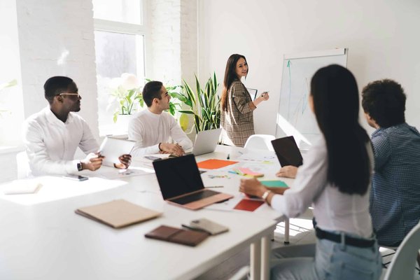 Quelles stratégies adopter pour renforcer la présence en ligne d'une entreprise locale dans un secteur très compétitif ?