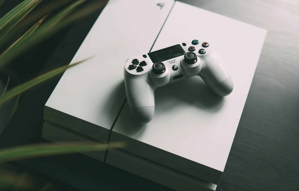 Comment évaluer l'espace de stockage nécessaire pour une console de jeux vidéo dédiée à des titres de grande taille?