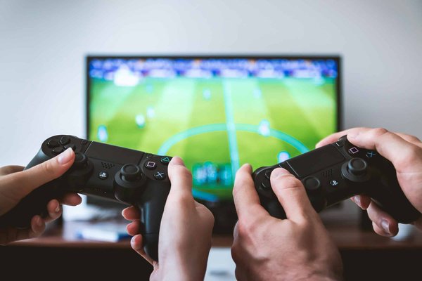 Quelles sont les techniques pour assurer un équilibrage compétitif dans un jeu de sport électronique?