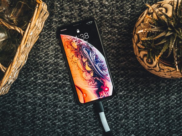 Comment nettoyer efficacement le port Lightning d'un iPhone pour éviter les problèmes de charge ?