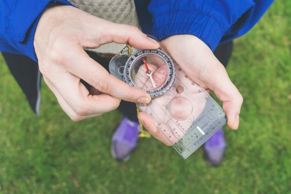 Quels sont les aspects clés de la création d'un monde ouvert non linéaire pour un jeu de survie en solo?